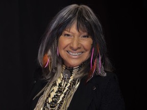 Buffy-Sainte Marie arrive au Tribute Award du Festival international du film de Toronto, à Toronto, le dimanche 11 septembre 2022.