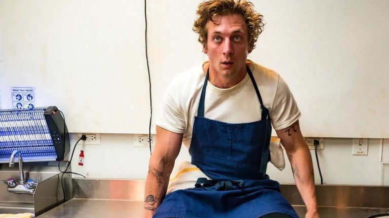 Jeremy Allen White remet en question les films Marvel en tant qu'acteur au sommet de sa carrière
