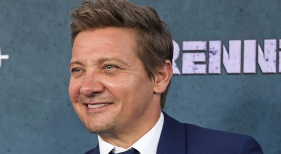 Jeremy Renner célèbre 10 mois de convalescence après un accident de chasse-neige : « Je continue de pousser »