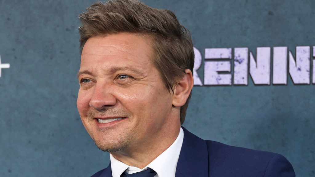 Jeremy Renner célèbre 10 mois de convalescence après un accident de chasse-neige : « Je continue de pousser »
