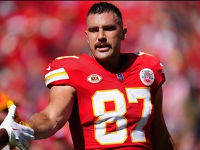 Travis Kelce des Chiefs de Kansas City regarde avant un match contre les Bears de Chicago au GEHA Field du Arrowhead Stadium le 24 septembre 2023 à Kansas City, Mississippi.