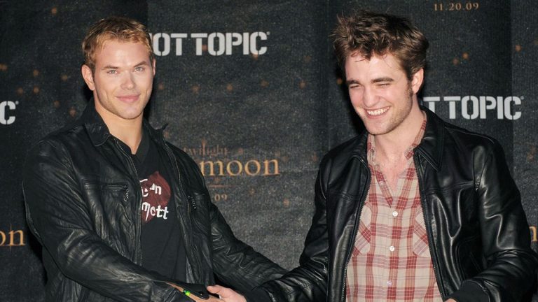 Robert Pattinson and Kellan Lutz at a Twilight premiere in 2009. 