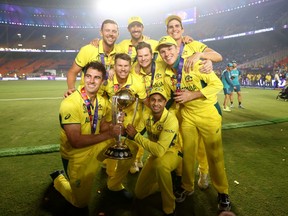 Sean Abbott, Adam Zampa, Pat Cummins, Steve Smith, David Warner, Mitchell Starc, Josh Hazlewood et Mitch Marsh d'Australie posent avec la Coupe du monde de cricket masculin ICC après la finale de la Coupe du monde de cricket masculin ICC Inde 2023 entre l'Inde et l'Australie à Narendra Modi Stadium le 19 novembre 2023 à Ahmedabad, en Inde.