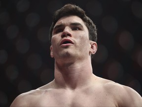 Le Canadien Mike Malott regarde avant un combat des poids welters contre Mickey Gall lors de l'événement UFC 273 au VyStar Veterans Memorial Arena le 9 avril 2022 à Jacksonville, en Floride.