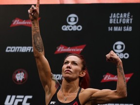 Le Brésilien Cris Cyborg Justino intervient lors de la pesée de l'UFC 198 au stade Arena da Baixada le 13 mai 2016 à Curitiba, Brésil.