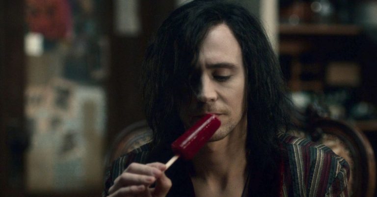 La consommation sexy de glaces au sang de Tom Hiddleston devrait définir les vampires
