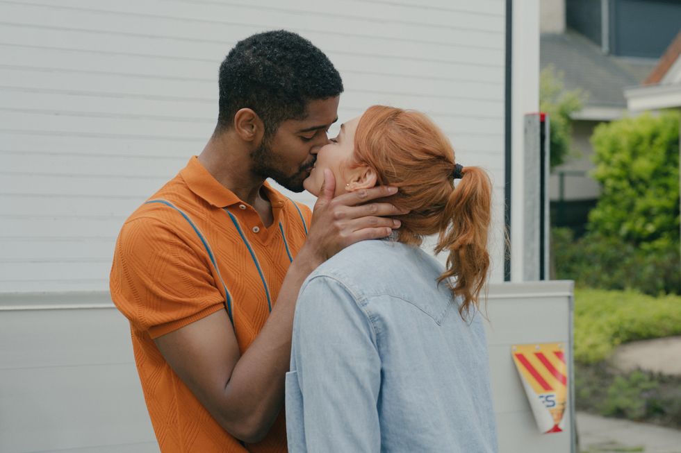 Alfred Enoch dans le rôle de Pete, Eleanor Tomlinson dans le rôle d'Evie, le couple d'à côté