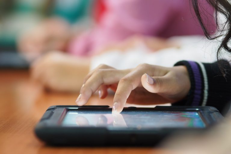 La tablette pour enfants contient des logiciels malveillants et expose les données des enfants, selon un chercheur