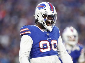 Shaq Lawson des Buffalo Bills célèbre après avoir enregistré un sac au premier quart contre les Jets de New York.