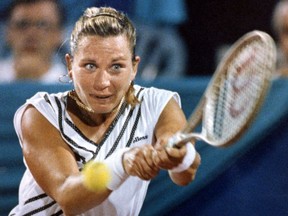 Même si Helen Kelesi est alitée à cause de la grippe, la légende du tennis canadien à la retraite encouragera Leylah Fernandez et le Canada en demi-finale de la Coupe Billie Jean King samedi.  Kelesi frappe un revers lors du Player's Tennis Challenge le 7 août 1991.