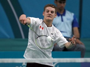 William Roussy, du Canada, revient sur Pedro De Vinatea, du Pérou, dans l'épreuve de badminton simple masculin SL3 aux Jeux parapanaméricains de Santiago, au Chili, le dimanche 23 novembre 2023. Roussy, de Marie, au Québec, a remporté une médaille d'argent dans cette épreuve. le dernier jour des Jeux parapanaméricains.