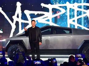 Elon Musk présente le nouveau Tesla Cybertruck entièrement électrique alimenté par batterie au Tesla Design Center de Hawthorne, en Californie, le 21 novembre 2019.