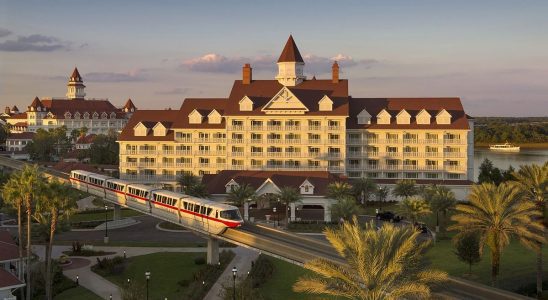 Le Grand Floridian de Disney World a dévoilé la maison en pain d'épice sucrée de cette année, et honnêtement, elle est trop magnifique pour être mangée