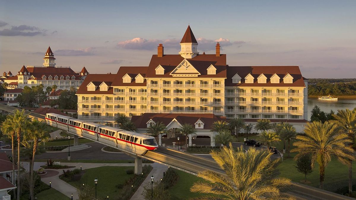 Le Grand Floridian de Disney World a dévoilé la maison en pain d'épice sucrée de cette année, et honnêtement, elle est trop magnifique pour être mangée
