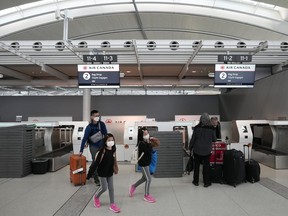 Des personnes sont présentées à l'aéroport international Pearson de Toronto le vendredi 10 mars 2023.