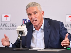 Le commissaire du PGA Tour, Jay Monahan, s'adresse aux médias.