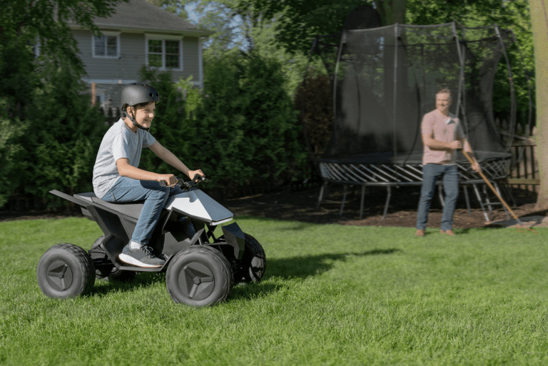 Le Tesla Cyberquad à 1 900 $ est à nouveau en vente, moins susceptible de mutiler les enfants