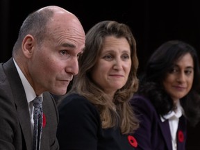 La vice-première ministre et ministre des Finances Chrystia Freeland et la présidente du Conseil du Trésor Anita Anand regardent le ministre des Services publics et de l'Approvisionnement Jean-Yves Duclos prendre la parole lors d'une conférence de presse, le mardi 7 novembre 2023 à Ottawa.