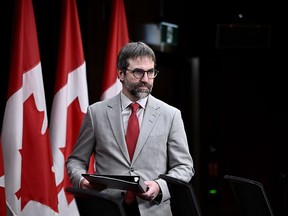 Le ministre de l'Environnement, Steven Guilbeault, a déclaré que le gouvernement fédéral fera appel d'une décision de la Cour fédérale qui a invalidé un décret du Cabinet qui sous-tend l'interdiction de certains plastiques à usage unique par Ottawa.  Guilbeault arrive pour une conférence de presse, à Ottawa, le lundi 20 novembre 2023.