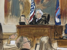 Dans ce croquis de la salle d'audience, le juge Arthur Engoron, au centre, s'adresse à l'avocat de l'ancien président américain Donald Trump, Chris Kise, lui ordonnant de parler avec Trump, pour répondre aux questions du procureur général adjoint de la Cour suprême de New York, lundi. , 6 novembre 2023.