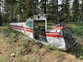 L'épave de l'avion qui a fait la une des journaux cette semaine lorsque les autorités ont annoncé qu'un chasseur était tombé sur ce que la police pensait être un site d'accident vieux de plusieurs décennies dans l'intérieur de la Colombie-Britannique avait en fait été placée là délibérément à des fins d'entraînement.  L'épave est visible sur une photo prise au nord de Kamloops, en Colombie-Britannique.