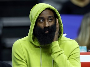 James Harden #1 des Philadelphia 76ers regarde le premier quart-temps contre les Portland Trail Blazers au Wells Fargo Center le 29 octobre 2023 à Philadelphie.