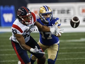 Les Alouettes de Montréal et les Blue Bombers de Winnipeg s'affronteront dans le match de championnat de la LCF, marquant la première fois que les deux franchises se rencontrent dans le cadre de la Coupe Grey.  Redha Kramdi (17) des Blue Bombers de Winnipeg défend contre Regis Cibasu (83) des Alouettes de Montréal lors de la première moitié de l'action de la LCF à Winnipeg le jeudi 24 août 2023.