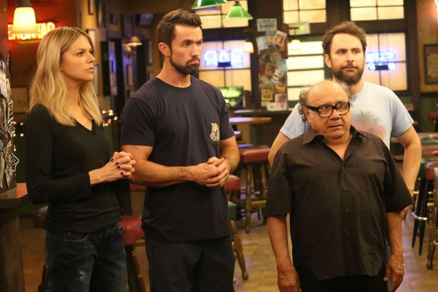 Charlie Day dans le rôle de Charlie Kelly, Glenn Howerton dans le rôle de Dennis Reynolds, Rob Mcelhenney dans le rôle de Mac, Kaitlin Olson dans le rôle de Dee Reynolds, Danny Devito dans le rôle de Frank Reynolds