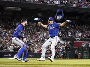 Le receveur des Texas Rangers Jonah Heim, à gauche, et le lanceur de relève Josh Sborz célèbrent après le cinquième match de la Série mondiale de baseball contre les Diamondbacks de l'Arizona le mercredi 1er novembre 2023, à Phoenix.  Les Rangers ont gagné 5-0 pour remporter la série 4-1.