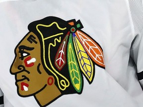 DOSSIER – Le logo des Blackhawks de Chicago orne un maillot à Raleigh, Caroline du Nord, le 3 mai 2021. Un ancien joueur de hockey de l'organisation des Blackhawks a allégué dans une poursuite que l'ancien entraîneur vidéo de l'équipe l'avait agressé sexuellement au cours de la saison 2009-10 et les Blackhawks ont répondu insuffisamment à sa plainte parce qu'il ne voulait pas de perturbation pendant sa course à la Coupe Stanley.