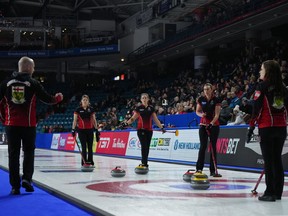 L'entraîneur de l'Ontario Ryan Fry, de gauche à droite, discute avec la première Sarah Wilkes, la quatrième Rachel Homan, la deuxième Emma Miskew et la capitaine Tracy Fleury lors d'un temps mort en séries éliminatoires au Tournoi des Cœurs Scotties, à Kamloops, en Colombie-Britannique, le vendredi 24 février. , 2023. Mécontents d'un certain nombre de décisions unilatérales prises par les organisateurs du Grand Chelem de curling, plusieurs curleurs de haut niveau ont exprimé leurs inquiétudes pour tenter d'apporter des changements aux trois événements restants du calendrier du circuit.