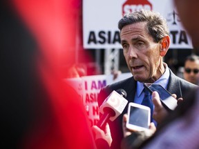 Edward Blum, président de Students for Fair Admissions, s'adresse aux médias lors d'une manifestation contre le processus d'admission de l'Université Harvard à Copley Square à Boston, Massachusetts, États-Unis, le dimanche 14 octobre 2018.