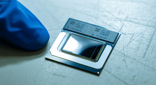 Intel Meteor Lake chip with on-package memory photographed