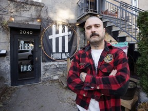 Sergio Da Silva, copropriétaire de la discothèque Turbo Haüs, pose pour des photos devant le club le vendredi 24 novembre 2023, à Montréal.  Le club a reçu des avertissements liés à des plaintes concernant le bruit de la part de la ville, un problème qui touche de nombreuses petites salles de concert à Montréal.