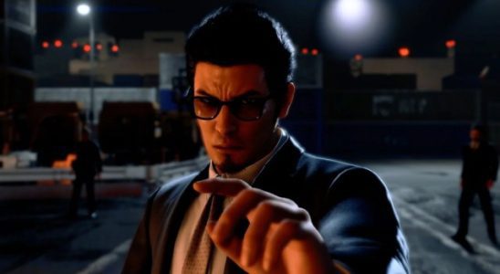 Kiryu pose avant de se battre avec des voyous dans Like a Dragon Gaiden