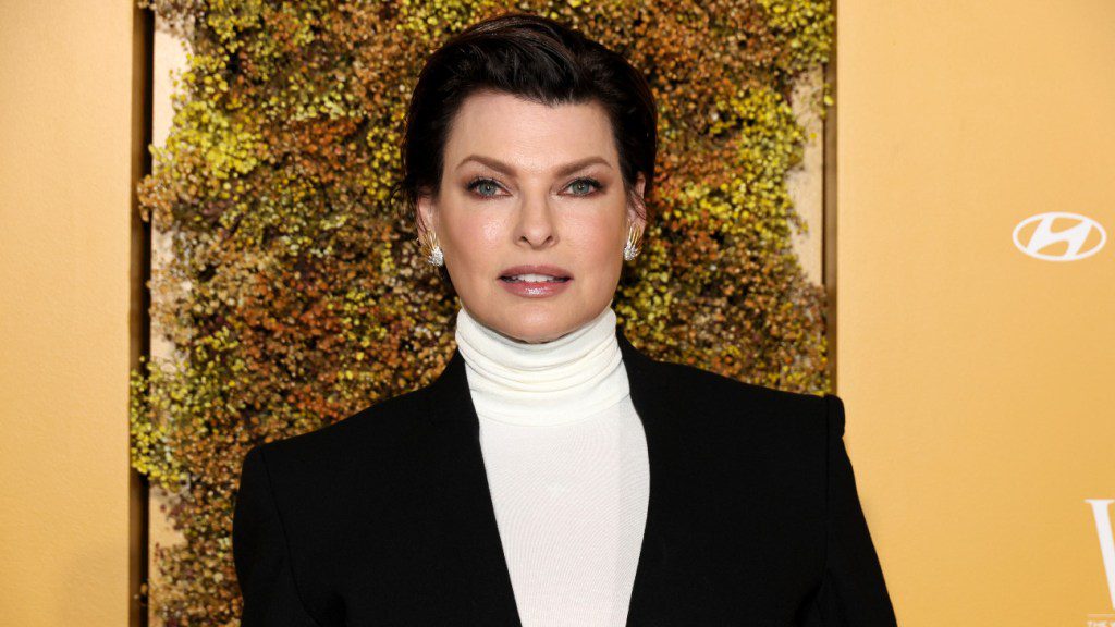 Linda Evangelista dit qu'elle ne se « blâme » pas après l'épreuve du CoolSculpting
