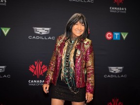 Un documentaire sur la légende folk Buffy Sainte-Marie, réalisé avant que son ascendance autochtone ne soit remise en question, a remporté un International Emmy Award.  L'auteure-compositrice-interprète primée Buffy Sainte-Marie pose pour une photo sur le tapis rouge du gala de l'Allée des célébrités canadiennes 2022 à Toronto, le samedi 3 décembre 2022.