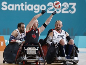 Zak Madell, d'Okotoks, en Alberta, a marqué 30 des 46 essais de son équipe alors que le Canada s'est qualifié pour les demi-finales de rugby en fauteuil roulant aux Jeux parapanaméricains de 2023 avec une victoire de 46-41 contre son grand rival les États-Unis, mardi.  Madell (33 ans) passe le ballon lors du match mixte de rugby en fauteuil roulant 13 contre les États-Unis, aux Jeux parapanaméricains de Santiago 2023, à Santiago, au Chili, le mardi 21 novembre 2023.