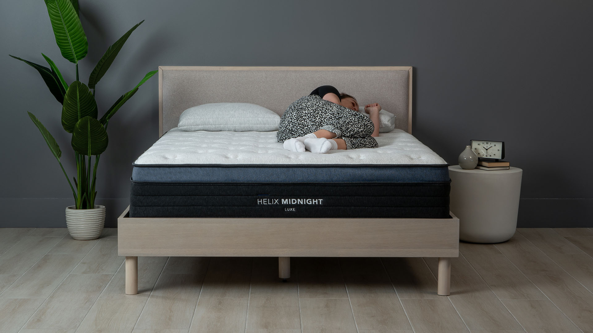 Matelas Helix Midnight Luxe avec notre éditeur de sommeil allongé dessus