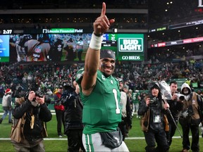 Jalen Hurts des Eagles de Philadelphie célèbre après la victoire de son équipe 37-34 en prolongation contre les Bills de Buffalo au Lincoln Financial Field, le dimanche 26 novembre 2023, à Philadelphie.