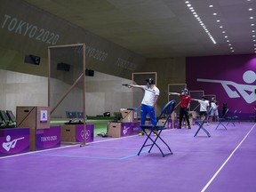 Les athlètes participent au pistolet à tir rapide de 25 mètres masculin au stand de tir d'Asaka lors des Jeux olympiques d'été de 2020, le dimanche 1er août 2021, à Tokyo, au Japon.  Les partisans de restrictions plus strictes sur les armes à feu exhortent les sénateurs à ne pas élargir l'exemption accordée aux athlètes olympiques au gel fédéral des armes de poing pour inclure un plus large éventail de tireurs sportifs.