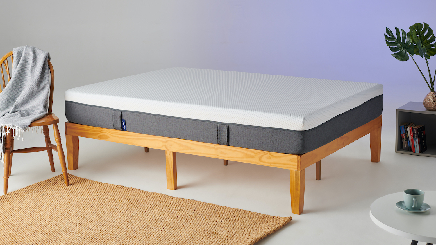 Le matelas Emma Original présenté sur un cadre de lit en bois clair