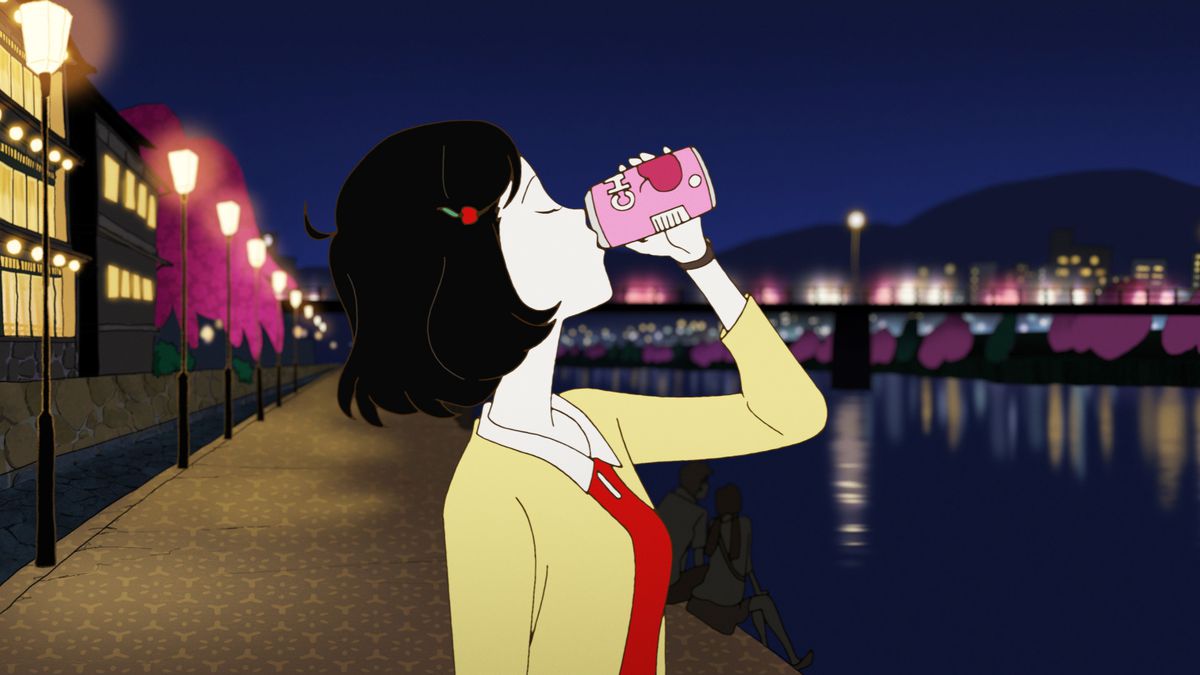 Une fille aux cheveux courts buvant un soda au bord d'une rivière dans Night Is Short, Walk On Girl.