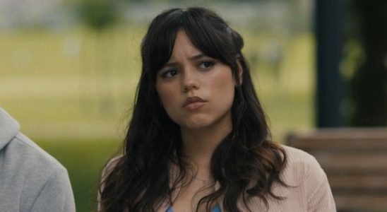 Quelques jours avant d'abandonner Scream, Jenna Ortega était adorablement stupéfaite dans une robe transparente tout en remerciant chaleureusement Tim Burton lors d'un événement