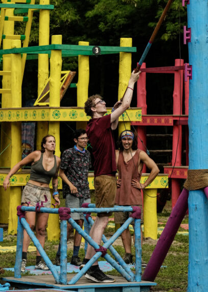 Drew, Austin, Kendra et Brando jouent au défi d'immunité/récompense de l'épisode 5 de la saison 45 de « Survivor »