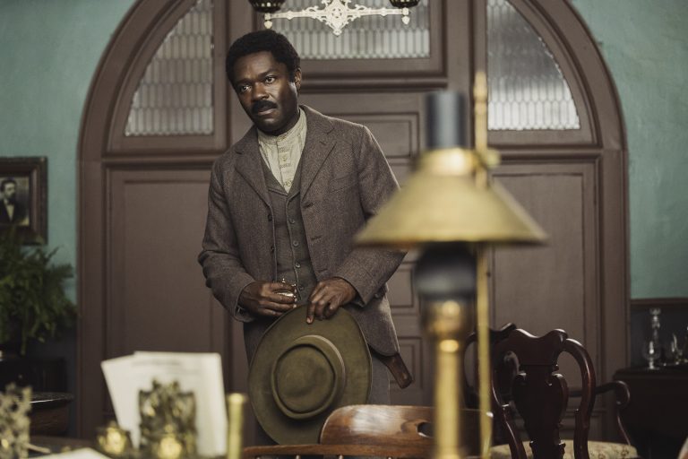 Scène du badge de Bass Reeves — Épisode 3 – TVLine