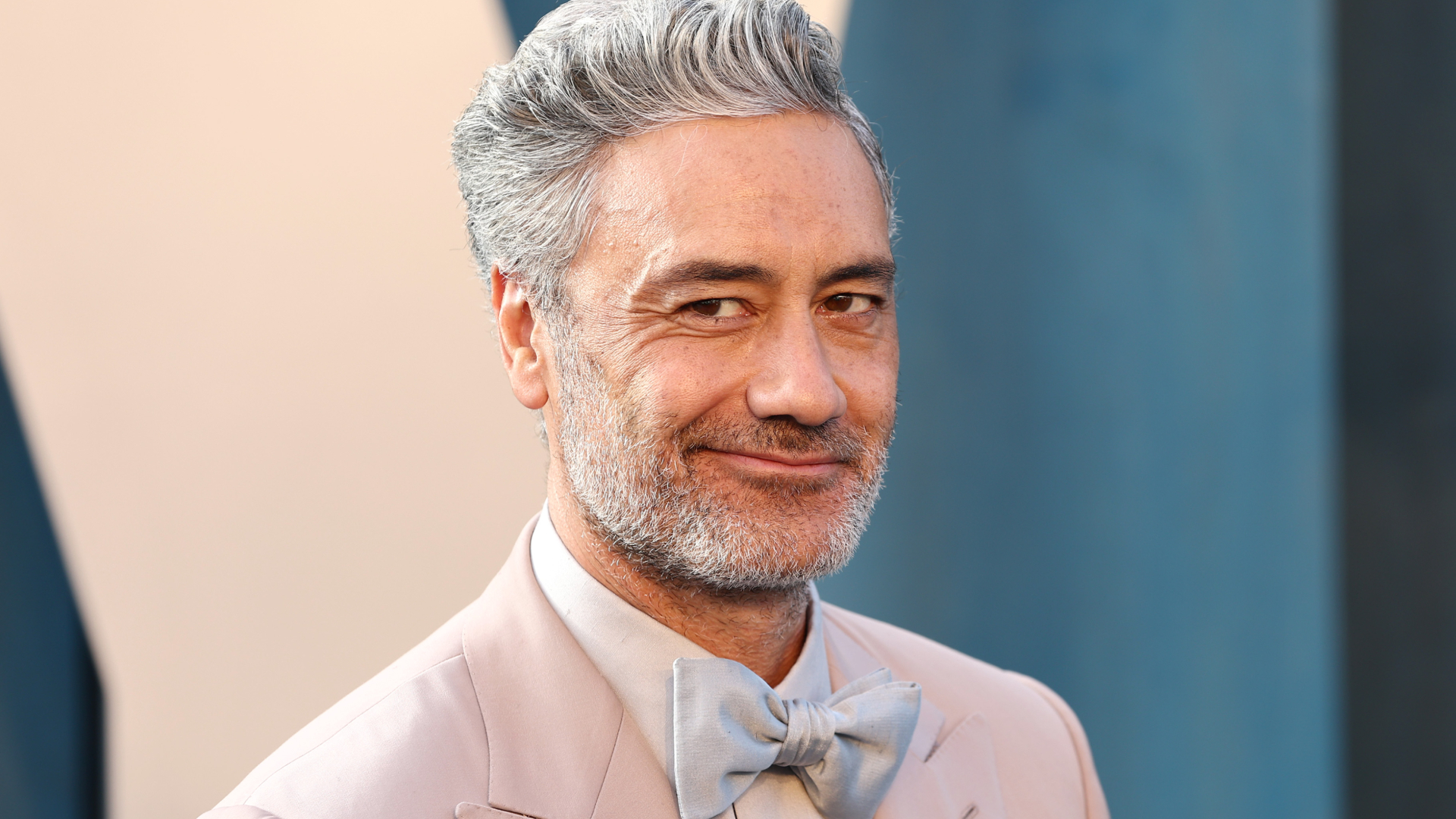 Taika Waititi en costume rose