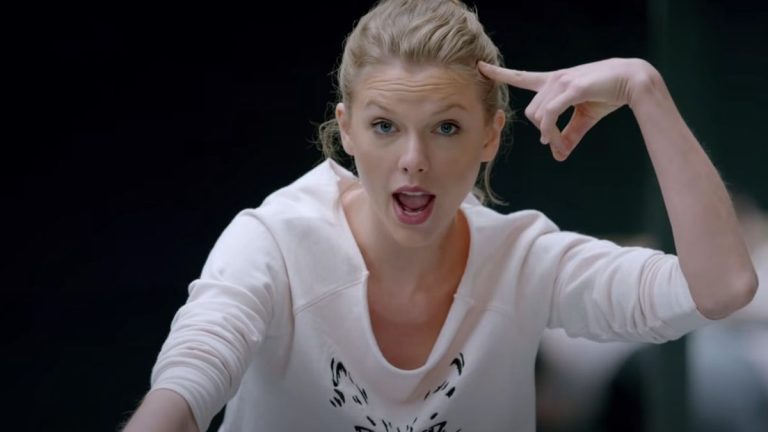 Taylor Swift a commenté un TikTok viral d'enfants qui ont du mal à sortir 1989 (version de Taylor) d'un boîtier de CD, et je ne me suis jamais senti plus vieux
