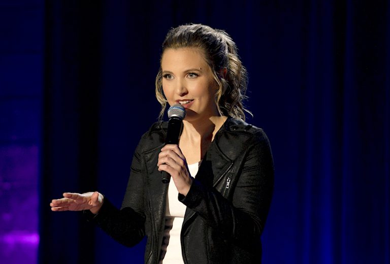 Taylor Tomlinson animera « After Midnight » sur CBS, Late Night – TVLine