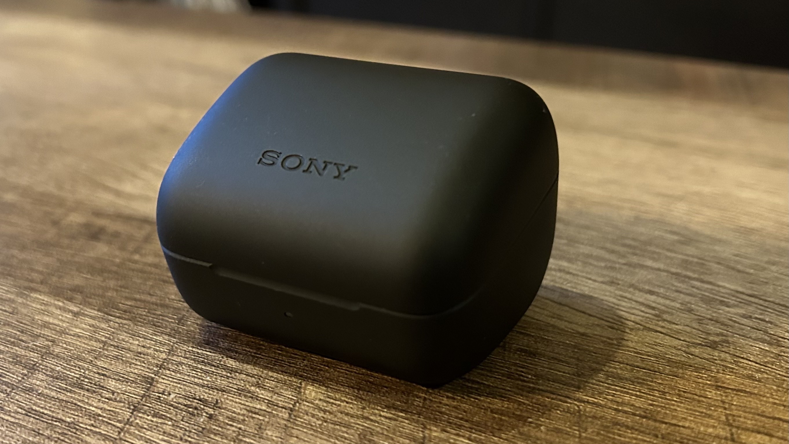 Étui Sony Inzone Buds sur une table en bois